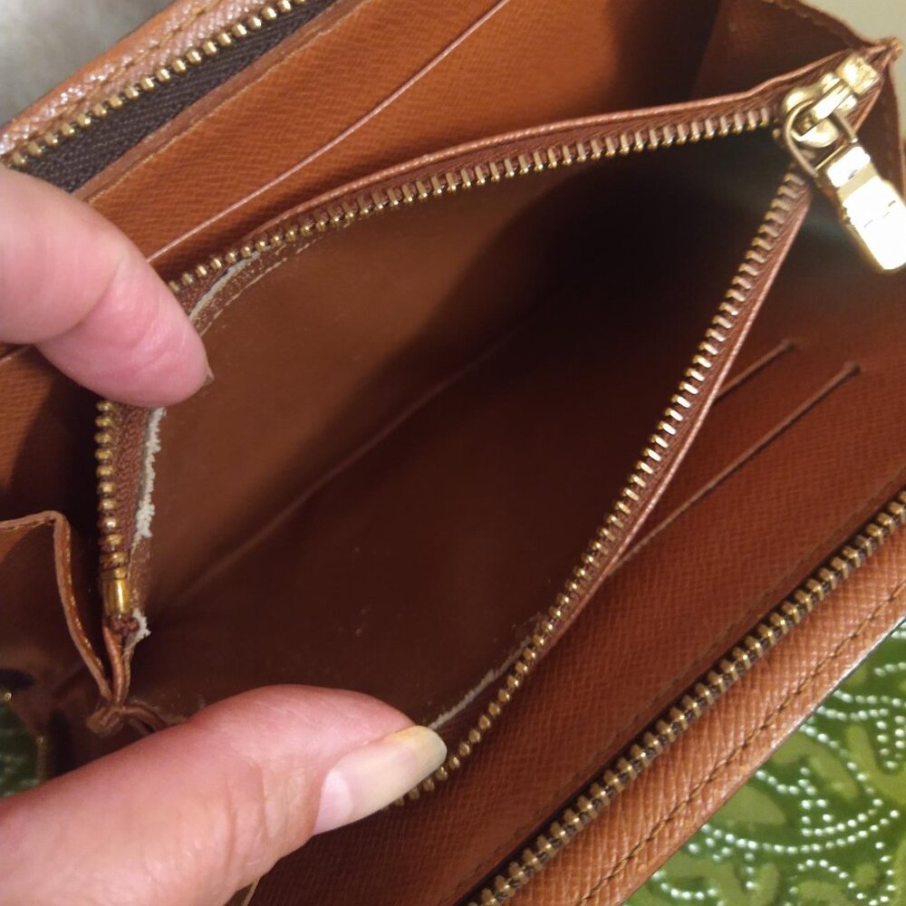 Louis Vuitton Monogram Zippy Wallet - Picture 11 of 15